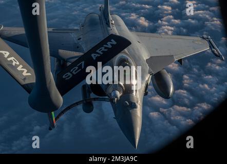 Ein französisches Navy Rafale, das der Charles de Gaulle Carrier Strike Group zugeteilt ist, erhält Treibstoff aus den USA Air Force KC-135 Stratotanker wurde während einer Interoperabilitätsübung in den USA der 91. Expeditionary Air Tanken Squadron zugeteilt Verantwortungsbereich des Zentralkommandos, 10. Dezember 2022. Die Partnerschaft verbessert die Kommunikation und Fähigkeiten zwischen den USA und Frankreich und baut auf der Interoperabilität mit den Partnerländern in der Region auf. (USA Air Force Photo von Staff Sgt. Kirby Turbak) Stockfoto