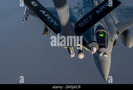 Ein französisches Navy Rafale, das der Charles de Gaulle Carrier Strike Group zugeteilt ist, erhält Treibstoff aus den USA Air Force KC-135 Stratotanker wurde während einer Interoperabilitätsübung in den USA der 91. Expeditionary Air Tanken Squadron zugeteilt Verantwortungsbereich des Zentralkommandos, 10. Dezember 2022. Die USA arbeiten regelmäßig mit Koalitionspartnern im Nahen Osten zusammen, um Stabilität und Sicherheit in der Luft und auf See zu fördern. (USA Air Force Photo von Staff Sgt. Kirby Turbak) Stockfoto