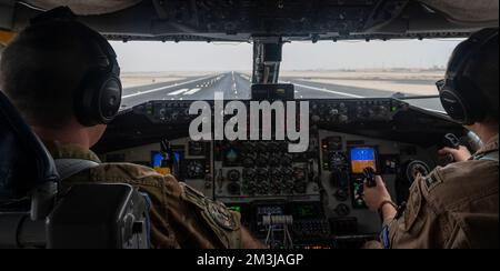 Capt. Matthew Bailey (links) und Capt. Jackie Houlton (rechts), KC-135 Stratotanker-Piloten, die der 91. Expeditionary Air Tanken Squadron zugewiesen wurden, starten vom Al Udeid Air Base, Katar, 10. Dezember 2022. Mit Hilfe der KC-135 können Flugzeuge aus den USA und den Partnerländern länger in der Luft bleiben, wodurch die Patrouillenzeit maximiert und regionale Stabilität gewährleistet wird. (USA Air Force Photo von Staff Sgt. Kirby Turbak) Stockfoto