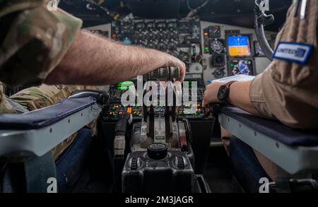 Capt. Matthew Bailey (links) und Capt. Jackie Houlton (rechts), KC-135 Stratotanker-Piloten, die der 91. Expeditionary Air Tanken Squadron zugewiesen wurden, starten vom Al Udeid Air Base, Katar, 10. Dezember 2022. Mit Hilfe der KC-135 können Flugzeuge aus den USA und den Partnerländern länger in der Luft bleiben, wodurch die Patrouillenzeit maximiert und regionale Stabilität gewährleistet wird. (USA Air Force Photo von Staff Sgt. Kirby Turbak) Stockfoto