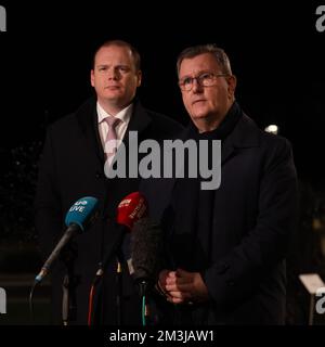 Gordon Lyons MLA (links) mit Sir Jeffrey Donaldson, dem Vorsitzenden der DUP, sprach vor den Medien in einem Hotel in der Nähe von Belfast, wo Premierminister Rishi Sunak Gespräche mit politischen Führern in Nordirland führte. Foto: Donnerstag, 15. Dezember 2022. Stockfoto