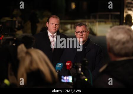 Gordon Lyons MLA (links) mit Sir Jeffrey Donaldson, dem Vorsitzenden der DUP, sprach vor den Medien in einem Hotel in der Nähe von Belfast, wo Premierminister Rishi Sunak Gespräche mit politischen Führern in Nordirland führte. Foto: Donnerstag, 15. Dezember 2022. Stockfoto