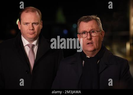Gordon Lyons MLA (links) mit Sir Jeffrey Donaldson, dem Vorsitzenden der DUP, sprach vor den Medien in einem Hotel in der Nähe von Belfast, wo Premierminister Rishi Sunak Gespräche mit politischen Führern in Nordirland führte. Foto: Donnerstag, 15. Dezember 2022. Stockfoto
