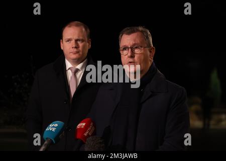 Gordon Lyons MLA (links) mit Sir Jeffrey Donaldson, dem Vorsitzenden der DUP, sprach vor den Medien in einem Hotel in der Nähe von Belfast, wo Premierminister Rishi Sunak Gespräche mit politischen Führern in Nordirland führte. Foto: Donnerstag, 15. Dezember 2022. Stockfoto