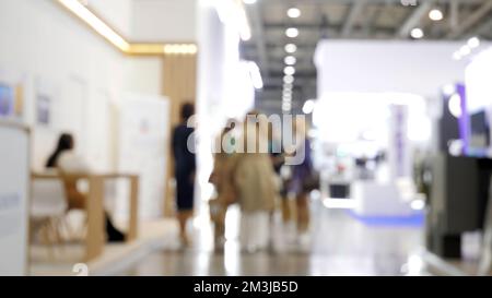 Verschwommene Menschenmenge, die in einem Einkaufs- oder Business-Center vorbeigeht. Medien. Viele Unschärfer im Einkaufszentrum Stockfoto