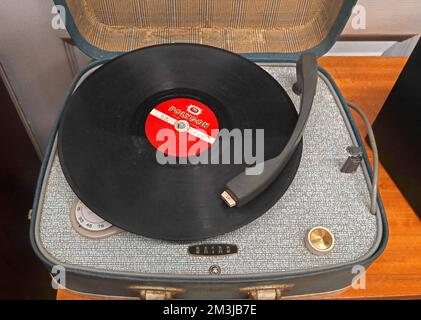 1960er Baird Record Player mit Polygon Vinyl 12' LP auf dem Plattenspieler Stockfoto