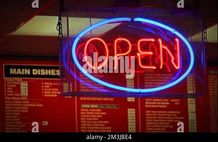 Chinesisches Essen zum Mitnehmen, mit Neon-Open-Schild, frittiertes Essen, Fisch, Pommes, Kuchen, Huhn, Curry usw., 186 Knutsford Rd, Grappenhall, Warrington WA4 2QU Stockfoto