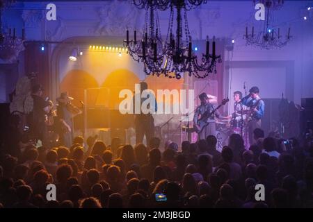 London, Großbritannien. Donnerstag, 15. Dezember 2022. Black Country, New Road, live in der Bush Hall in London. Foto: Richard Gray/Alamy Live News Stockfoto