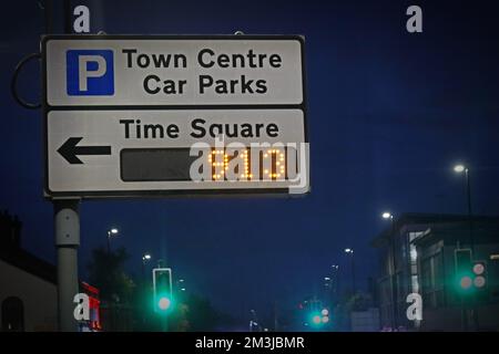 Parkplatz im Stadtzentrum von Warrington, Parkplatzschild, Schild am Time Square mit 913 freien Plätzen, Cheshire, England, UK, WA1 Stockfoto