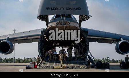 USA Flugzeuge auf der Dover Air Force Base, Delaware, Ankunft am Tyndall AFB, Florida, 9. Dezember 2022. Mitglieder mehrerer Stützpunkte halfen beim Verladen eines F-22 Raptor auf eine C-5 Galaxy, um zum Hill Aerospace Museum in Hill, Utah, transportiert zu werden. (USA Air Force Foto von Senior Airman Jacob Dastas) Stockfoto
