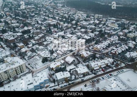 Warschau, Polen. 15.. Dezember 2022. In einem Vorstadtviertel in Warschau, Polen, sind am 21. September 2022 schneebedeckte Häuser zu sehen. Laut Umfragedaten der staatlichen Forschungsagentur CBOS ist die Unterstützung für Kernenergie in der Bevölkerung von 39 % im Jahr 2021 auf 75 % gestiegen. Seit der Katastrophe von Tschernobyl im Jahr 1986 in der benachbarten Ukraine ist die Unterstützung für die Kernenergie lange Zeit gering. (Foto: Jaap Arriens/Sipa USA) Guthaben: SIPA USA/Alamy Live News Stockfoto