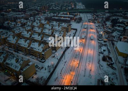 Warschau, Polen. 15.. Dezember 2022. Am 21. September 2022 in Warschau, Polen, leuchten die Lichter am Bahnhof in der Nähe eines Vorstadtviertels kurz nach Sonnenuntergang. Laut Umfragedaten der staatlichen Forschungsagentur CBOS ist die Unterstützung für Kernenergie in der Bevölkerung von 39 % im Jahr 2021 auf 75 % gestiegen. Seit der Katastrophe von Tschernobyl im Jahr 1986 in der benachbarten Ukraine ist die Unterstützung für die Kernenergie lange Zeit gering. (Foto: Jaap Arriens/Sipa USA) Guthaben: SIPA USA/Alamy Live News Stockfoto