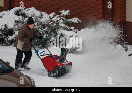 Warschau, Polen. 15.. Dezember 2022. Am 15. Dezember 2022 betreibt ein Mann eine Schneefräse, um Schnee von einem Parkplatz in Warschau, Polen, zu entfernen. Die Temperaturen rund um die Weihnachtsfeiertage werden voraussichtlich knapp über Null Grad Celsius ansteigen, und die Wettervorhersage sagt, dass ein weißes Weihnachten unwahrscheinlich ist. (Foto: Jaap Arriens/Sipa USA) Guthaben: SIPA USA/Alamy Live News Stockfoto