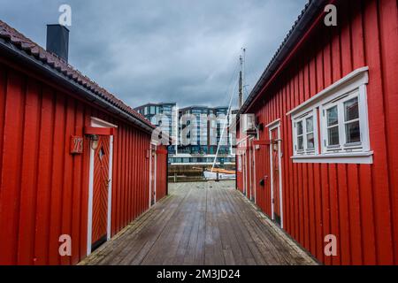 Svolvaer, Norwegen, 17. August 2022: Typische rote Holzhäuser im Stadtzentrum Stockfoto