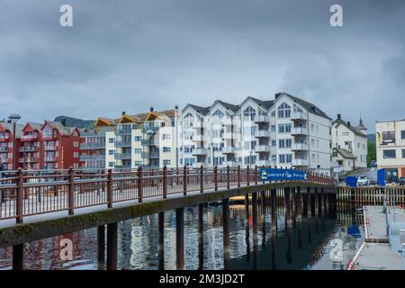 Svolvaer, Norwegen, 17. August 2022: Blick auf den Hafen von Svolvaer, der wichtigsten Stadt der Lofoten-Inseln Stockfoto