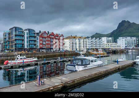 Svolvaer, Norwegen, 17. August 2022: Blick auf den Hafen von Svolvaer, der wichtigsten Stadt der Lofoten-Inseln Stockfoto