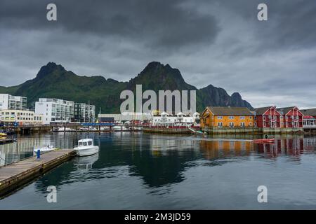 Svolvaer, Norwegen, 17. August 2022: Blick auf den Hafen von Svolvaer, der wichtigsten Stadt der Lofoten-Inseln Stockfoto