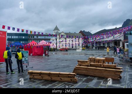 Svolvaer, Norwegen, 17. August 2022: Hauptplatz von Svolvaer Stockfoto