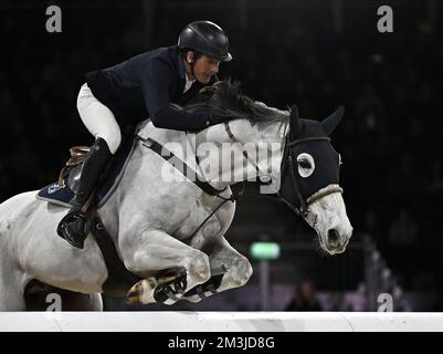 Royal Victoria Dock, Großbritannien. 15.. Dezember 2022. London International Horse Show. Excel London. Royal Victoria Dock. Guy Williams (GBR) auf Mr. Blue Sky UK während der Klasse 4 – The Lemieux Puissance. Kredit: Sport In Pictures/Alamy Live News Stockfoto