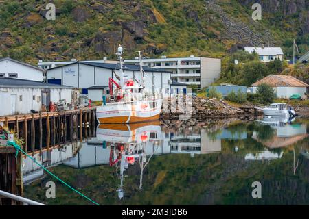 Svolvaer, Norwegen, 17. August 2022: Blick auf den Hafen von Svolvaer, der wichtigsten Stadt der Lofoten-Inseln Stockfoto