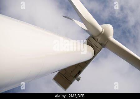 Ich Schaue Auf Den Tall Wind Turbine Tower Gegen Summer Sky. Niedriger Winkel Stockfoto