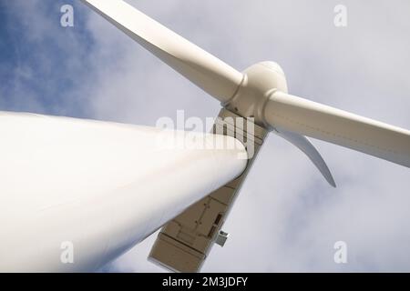 Detaillierte Nahaufnahme Von Windturbine, Generator, Rotor Und Schild Stockfoto