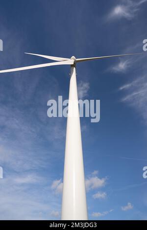 Niedriger Winkel Der Windturbine, Die Sich Gegen Den Blauen Himmel Dreht Stockfoto