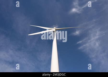 Windmühle für die Stromerzeugung – von unten nach oben, Weitwinkel Stockfoto