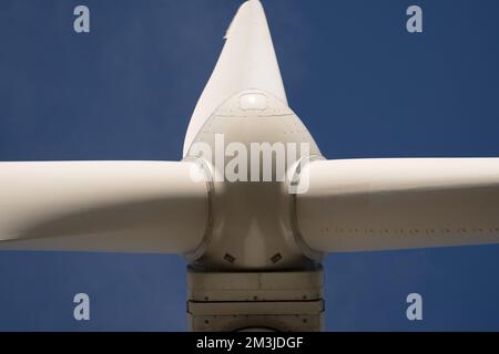 Detaillierte Nahaufnahme Von Windturbine, Generator, Rotor Und Schild Stockfoto