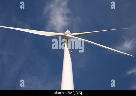 Riesiger Turbinenturm, der Elektrizität erzeugt - Ansicht von unten Stockfoto