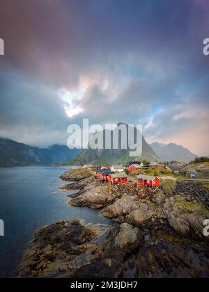 Wunderschöner Sonnenaufgang über Hamnoy, Fischerdorf mit den typischen roten Häusern der Lofoten-Inseln in Norwegen Stockfoto