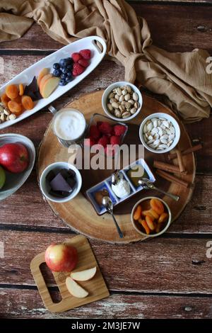 Flacher Schuss Obst und Nuss Wurstplatte mit Honig und Joghurt Stockfoto