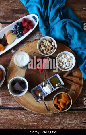 Layflat Shot Obst und Nuss Wurstplatte eine Holzkulisse Stockfoto