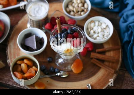 Flache Aufnahme von Obst- und Nusswurstplatte mit Holzhintergrund Stockfoto