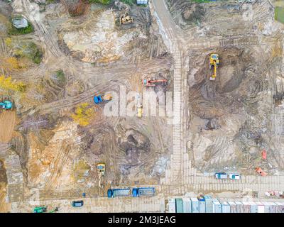Luftbild eines Hydraulikbaggers und Bulldozers, die an einem Bauwerk arbeiten Stockfoto