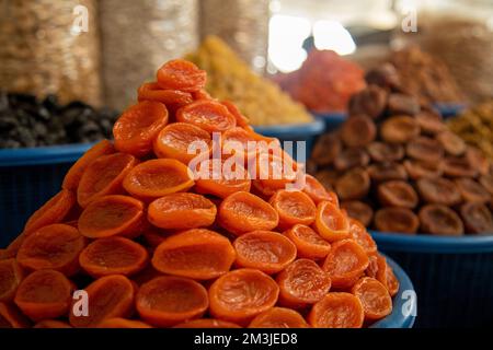 Die getrockneten Aprikosen in einem Samarkand-Basar Stockfoto