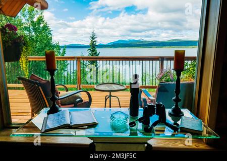 Blick auf Holzterrasse und Marsh Lake; The Inn on the Lake; Bed & Breakfast Lodge; in der Nähe von Whitehorse; Yukon Territory; Kanada Stockfoto