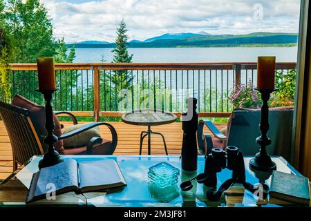 Blick auf Holzterrasse und Marsh Lake; The Inn on the Lake; Bed & Breakfast Lodge; in der Nähe von Whitehorse; Yukon Territory; Kanada Stockfoto