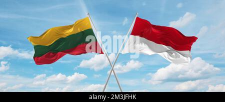Zwei überkreuzte Flaggen Monaco und Litauen winken im Wind am bewölkten Himmel. Beziehungskonzept, Dialog, Reisen zwischen zwei Ländern. 3D Illustration Stockfoto