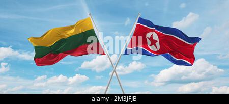 Zwei überkreuzte Flaggen Nordkorea und Litauen winken im Wind am bewölkten Himmel. Beziehungskonzept, Dialog, Reisen zwischen zwei Ländern. 3D-V-Beleuchtung Stockfoto