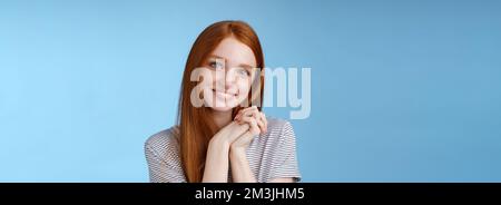 Zarte romantische aufrichtige junge rothaarige Teenager-Mädchen gefunden Liebe suchen Sympathie Freude drücken Palmen zusammen niedlich Pose lächelnd glücklich Blick Kamera Stockfoto