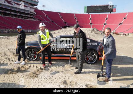 Hendrick Motorsports No. 5 Chevrolet Camaro-Fahrer Kyle Larson, Jeremy Casperson von NASCAR Design and Development, Kevin Daly, stellvertretender General Manager des Los Angeles Memorial Coliseum und Patrick Rogers, Vizepräsident des NASCAR Marketing Services, posieren mit Schaufeln während des Busch Light Clash 2023 bei der Spatenstichzeremonie am Donnerstag, 15. Dezember 2022 in Los Angeles. Stockfoto