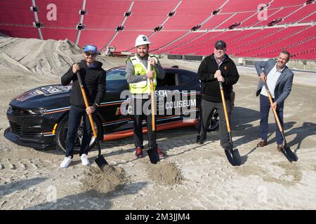 Hendrick Motorsports No. 5 Chevrolet Camaro-Fahrer Kyle Larson, Jeremy Casperson von NASCAR Design and Development, Kevin Daly, stellvertretender General Manager des Los Angeles Memorial Coliseum und Patrick Rogers, Vizepräsident des NASCAR Marketing Services, posieren mit Schaufeln während des Busch Light Clash 2023 bei der Spatenstichzeremonie am Donnerstag, 15. Dezember 2022 in Los Angeles. Stockfoto