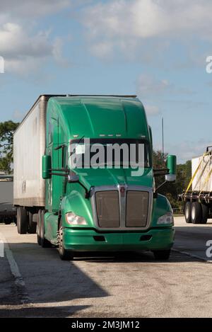 Zentralflorida, USA. 2022. Rastplatz für Lastwagen in Florida mit Lastwagen auf dem Parkplatz für große Lastwagen. Stockfoto