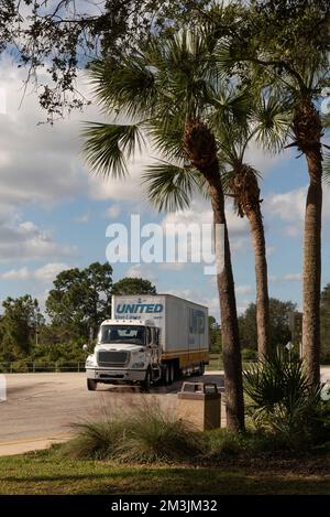 Zentralflorida, USA. 2022. Rastplatz für Lastwagen in Florida mit Lastwagen in einem attraktiven, von Bäumen gesäumten Gebiet. Stockfoto