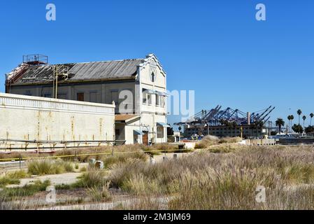 SAN PEDRO, KALIFORNIEN - 21. SEPTEMBER 2022: Altes verlassenes Lagerhaus im Hafen von Los Angeles. Stockfoto