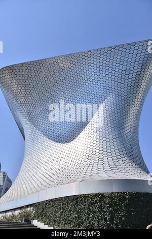 Das Soumaya Museum ist eine kulturelle Institution, die 1994 vom mexikanischen Architekten Fernando Romero entworfen wurde. Stockfoto