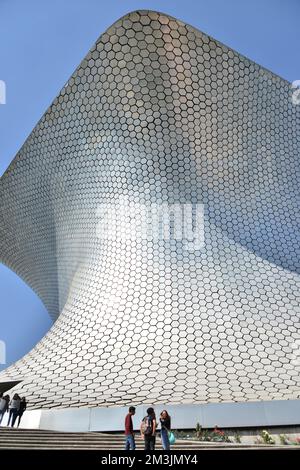 Das Soumaya Museum ist eine kulturelle Institution, die 1994 vom mexikanischen Architekten Fernando Romero entworfen wurde. Stockfoto