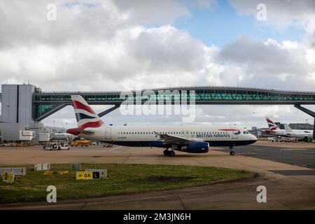 British Airways Airbus A320 Taxi am Flughafen Gatwick Stockfoto