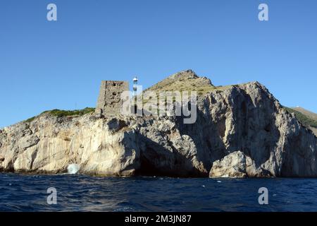 Der alte Steinwachturm in Punta Campanella, an der südwestlichen Spitze der Halbinsel Sorrentine, an der Amalfiküste, Kampanien, Italien. Stockfoto